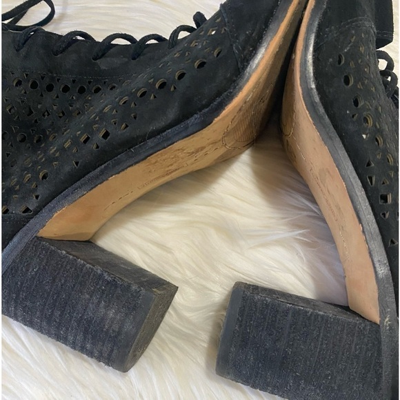 Vince Camuto‎ Trevan Black Suede Perforated Lace Up Heeled Bootie 7.5 - Picture 10 of 11